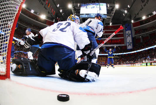 0-1-pucken från Sveriges Loui Eriksson (ej i bild) går in