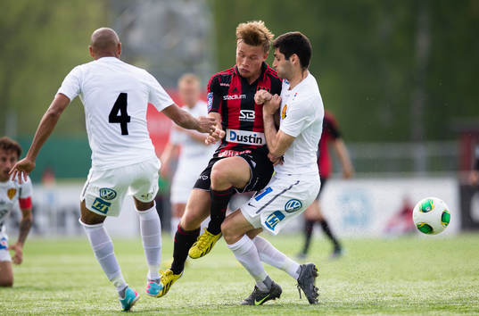Nicklas Bärkroth, Brommapojkarna försöker ta sig förbi