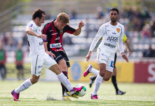 Nicklas Bärkroth, Brommapojkarna i kamp om bollen med