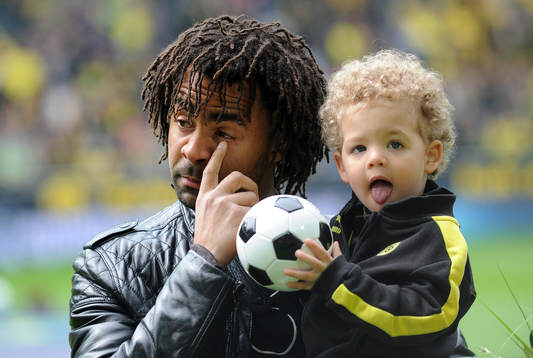 Verabschiedung von Patrick Owomoyela (Dortmund) mit Sohn