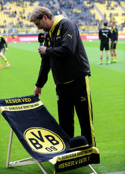 Trainer Juergen Klopp (Dortmund) mit Handtuch, Melone und
