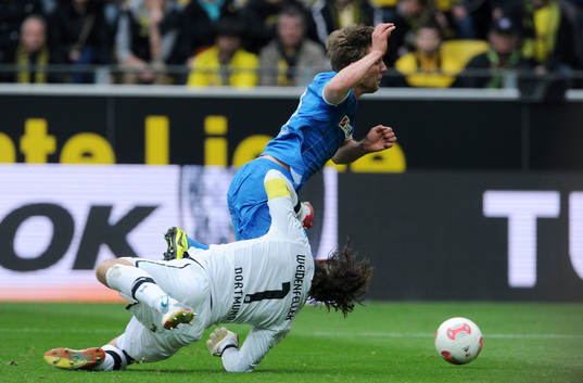 Foul von Torwart Roman Weidenfeller an Sven Schipplock