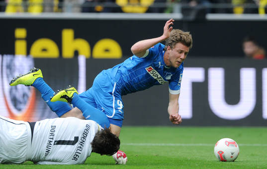 Foul von Torwart Roman Weidenfeller an Sven Schipplock