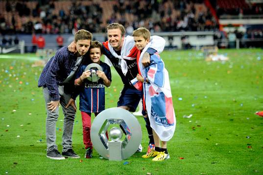 David BECKHAM, ses enfants et le trophee Hexagoal -