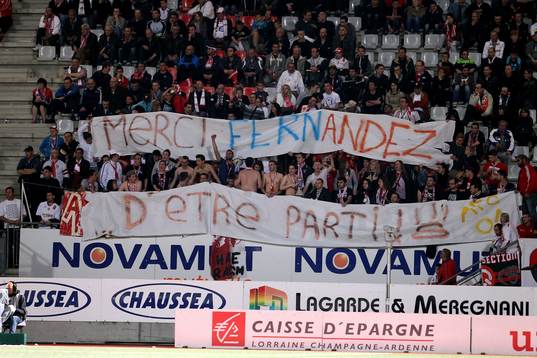 Banderole supporters Nancy "merci FERNANDEZ d'etre parti" -