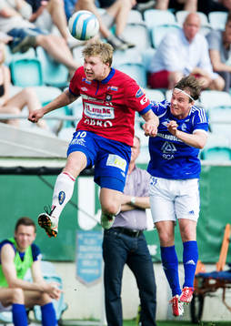 Oskar Wallén, Örgryte, i nickduell med Eric Larsson,