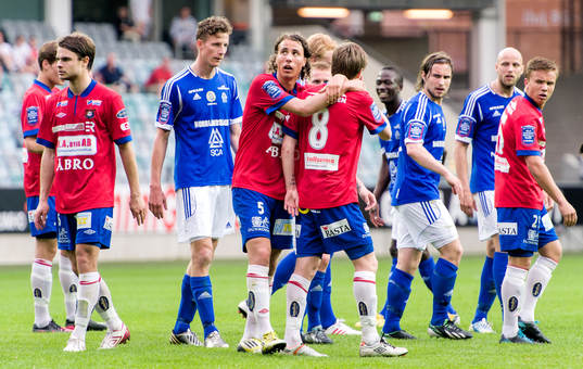 Jonathan Azulay hänger på lagkamraten Johan Lundgren,