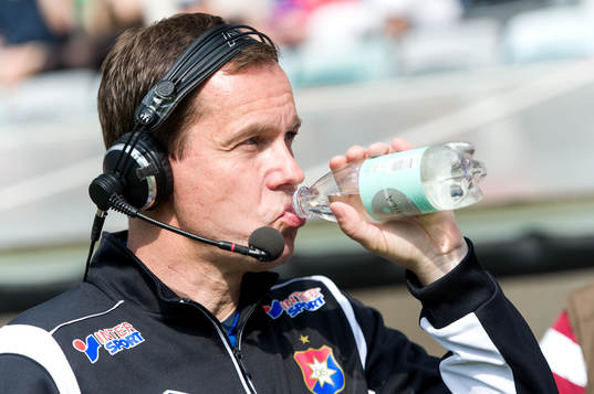 Hans Prytz, tränare Örgryte, dricker vatten