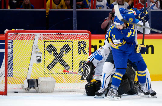 Loui Eriksson, Sverige, ser 1-0 gå i semifinalen mellan