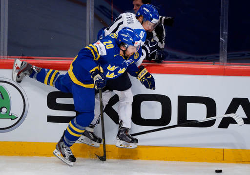 Joel Lundqvist, Sverig, tacklar Antti Pihlström, Finland i