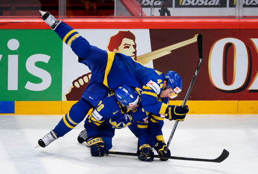Nicklas Danielsson och Joel Lundqvist, Sverige, krockar med