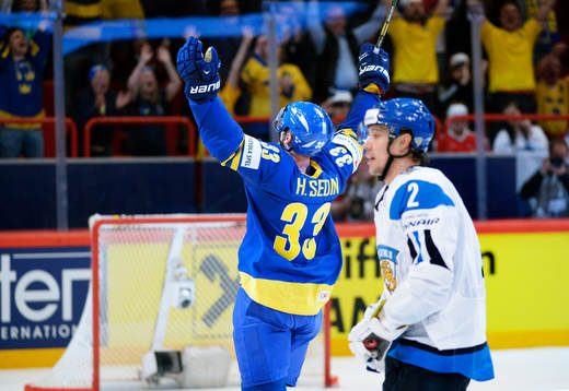 Henrik Sedin, Sverige, gör 3-0 i tom bur och jublar i