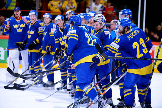 Loui Eriksson, Sverige, får pris i semifinalen mellan