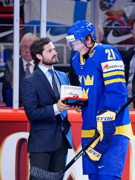 Loui Eriksson, Sverige, får pris av prins Carl Philip, i