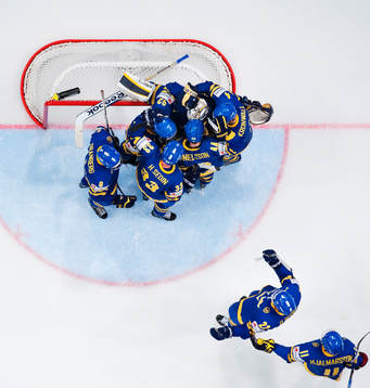De svenska spelarna jublar och kramar om målvakten Jhonas