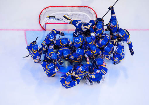 De svenska spelarna jublar och kramar om målvakten Jhonas