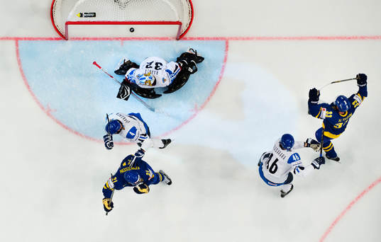 Sveriges Loui Eriksson (v) och Henrik Sedin (h) jublar