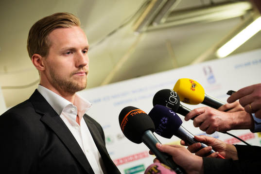 Sveriges Alexander Edler kommenterar för media sin