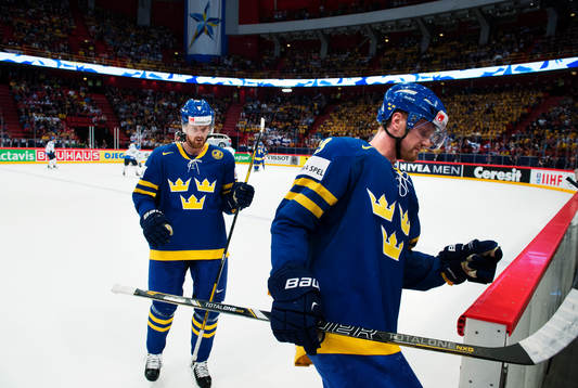 Sveriges Daniel Sedin och Daniel Sedin gör ett byte i