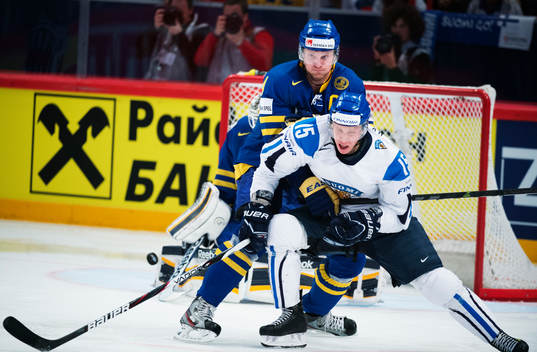 Sveriges Staffan Kronwall håller undan Finlands Juha-Pekka