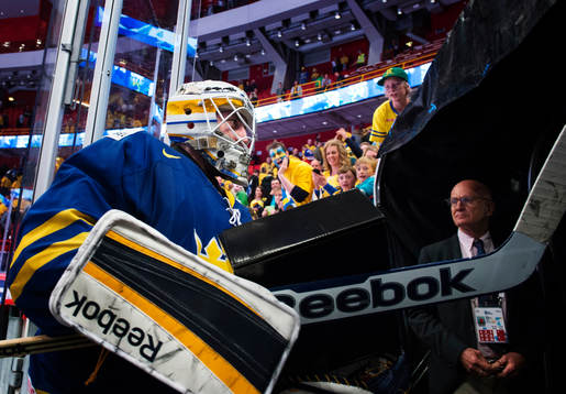 Sveriges målvakt Jhonas Enroth lämnar isen
