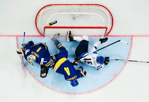 Sveriges Jhonas Enroth och Staffan Kronwall i en kollision