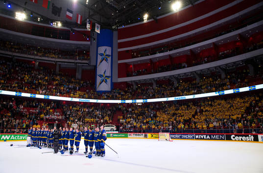 De svenska spelarna sjunger nationalsången
