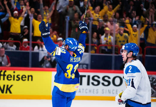 Sveriges Henrik Sedin jublar samtidigt som Finlands Teemu