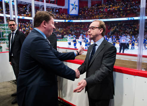 Finlands general manager Jari Kurri tackar Sveriges