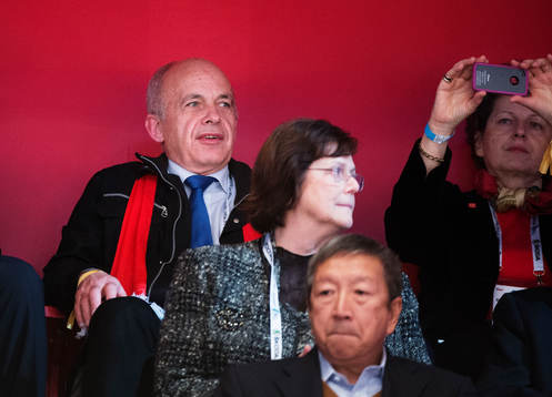 Schweiz president Ueli Maurer (v) ser semifinalen mellan