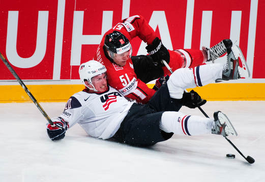 s Ryan Carter faller i en närkamp med Schweiz Ryan Gardner