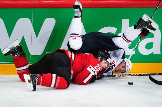 s Aaron Palushaj faller i semifinalen mellan Schweiz och USA