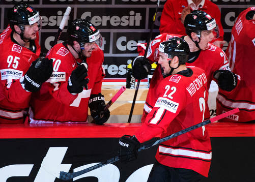 Schweiz Nino Niederreiter gratuleras till sitt 1-0-mål i