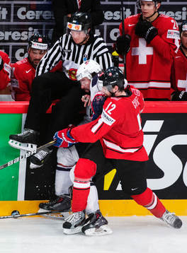 s Nate Thompson blir tacklad av Schweiz Luca Cunti i