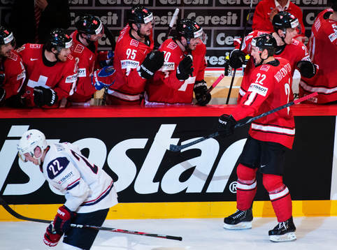 s Matt Hunwick deppar när Schweiz Nino Niederreiter