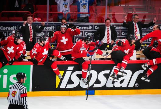 Spelare och ledare i Schweiz jublar