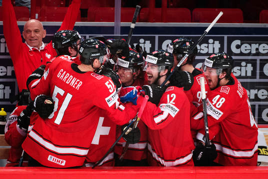 Spelare på Schweiz bänk jublar när 3-0-pucken gått in i
