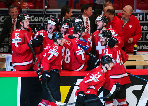 Spelare på Schweiz bänk jublar när 3-0-pucken gått in i