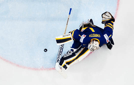 Sveriges målvakt Jhonas Enroth räddar ett skott i
