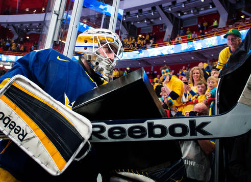 Sveriges målvakt Jhonas Enroth lämnar isen