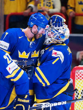 Sveriges Henrik Tallinder kramar om målvakten Jhonas Enroth