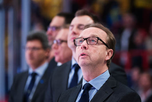 Sveriges förbundskapten Pär Mårts sjunger