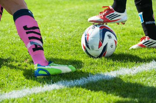 Närkamp, fot, fötter, boll, fotbollsskor,