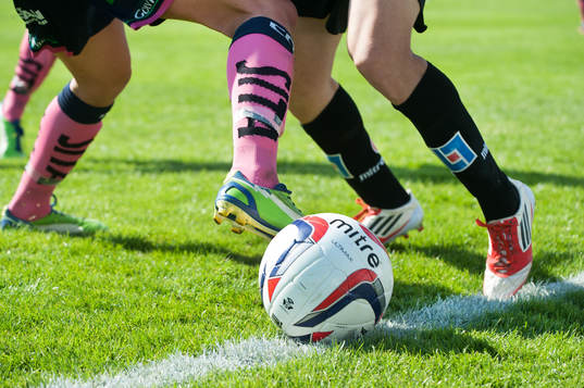 Närkamp, fot, fötter, boll, fotbollsskor,