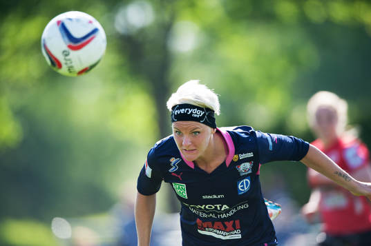 Nilla Fischer, Linköping, nickar undan