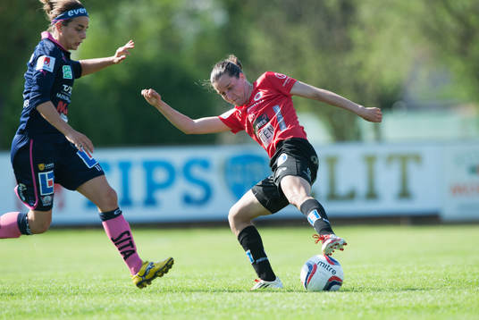 Johanna Rasmussen, Kristianstad, fintar Renée Siegers,