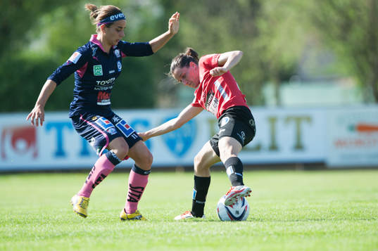 Johanna Rasmussen, Kristianstad, fintar Renée Siegers,