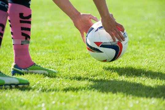 Närkamp, fot, fötter, boll, fotbollsskor,