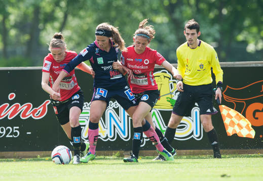 Emma Lennartsson, Linköping, bryter fram mellan två