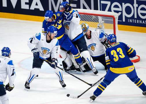 Henrik Sedin skjuter Loui Eriksson, Sverige, som gör 1-0